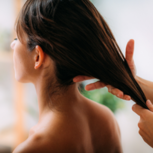 Leia mais sobre o artigo O Papel do Equilíbrio do pH no Tratamento da Queda de Cabelo Feminino