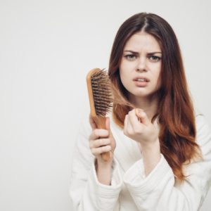 Leia mais sobre o artigo Queda de Cabelo Feminino: O Impacto do Álcool na Saúde Capilar