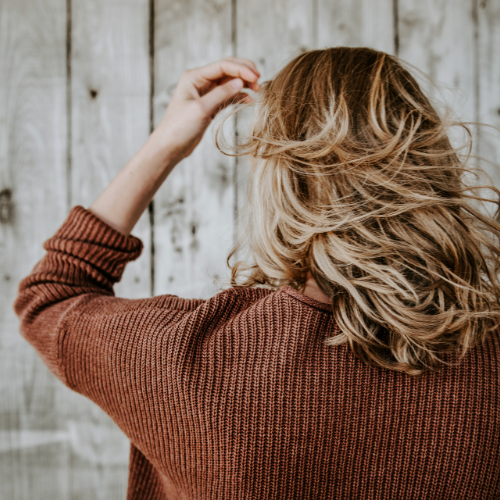 No momento, você está visualizando Queda de Cabelo Feminino: Como a Menopausa Afeta