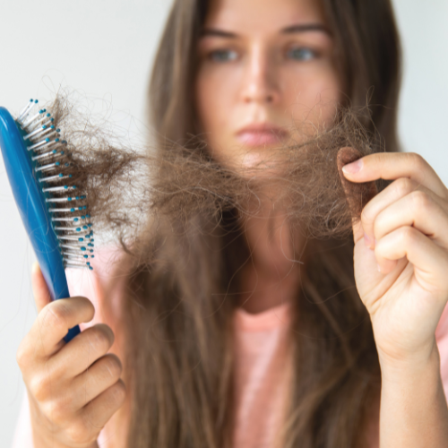 No momento, você está visualizando Como Tratar a Queda Capilar Feminina: Soluções Eficazes e Naturais