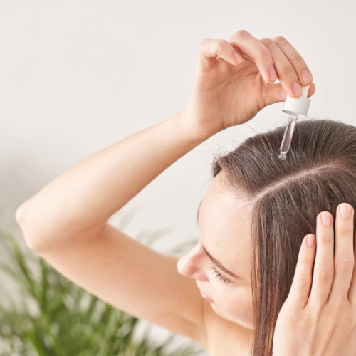 No momento, você está visualizando Os Benefícios dos Óleos Essenciais para a Queda de Cabelo Feminino