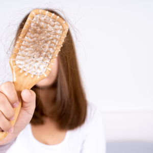 Leia mais sobre o artigo Queda de Cabelo Feminino: Impactos Psicológicos e Como Superar